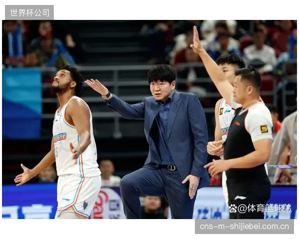 三月份热身赛的惨败直接导致了主教练更迭,球队稳定性面临重大挑战。 三月份热身赛的惨败直接导致了主教练更迭,球队稳定性面临重大挑战。